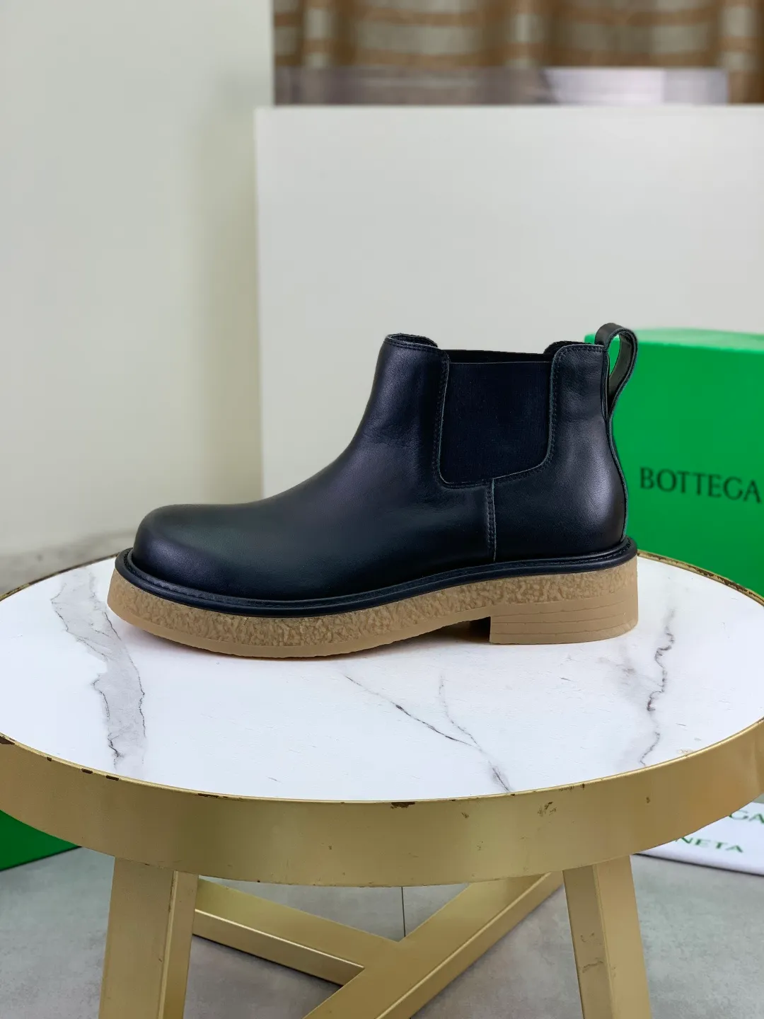 Men's men's shoes 💰P740 New model 💰 Top quality (beef tendon outsole series) 💎💎💎 BOTTEGA VENETA official website synchronizes the latest model, top version of the market's highest version of BV business leather shoes, accept material comparison, shoe type comparison, process comparison, practical and texture, versatile, suitable for any occasion, the more you look at it, the more flavorful it becomes. Pure hand-woven craftsmanship - upper material, imported original hand-woven calfskin - high-quality water-dyed sheepskin lining - original private model customized beef tendon outsole -Size: female 35-39 (34 40 customized) male 39-44 (38 45 customized) Comes with original BV green box, complete packaging.